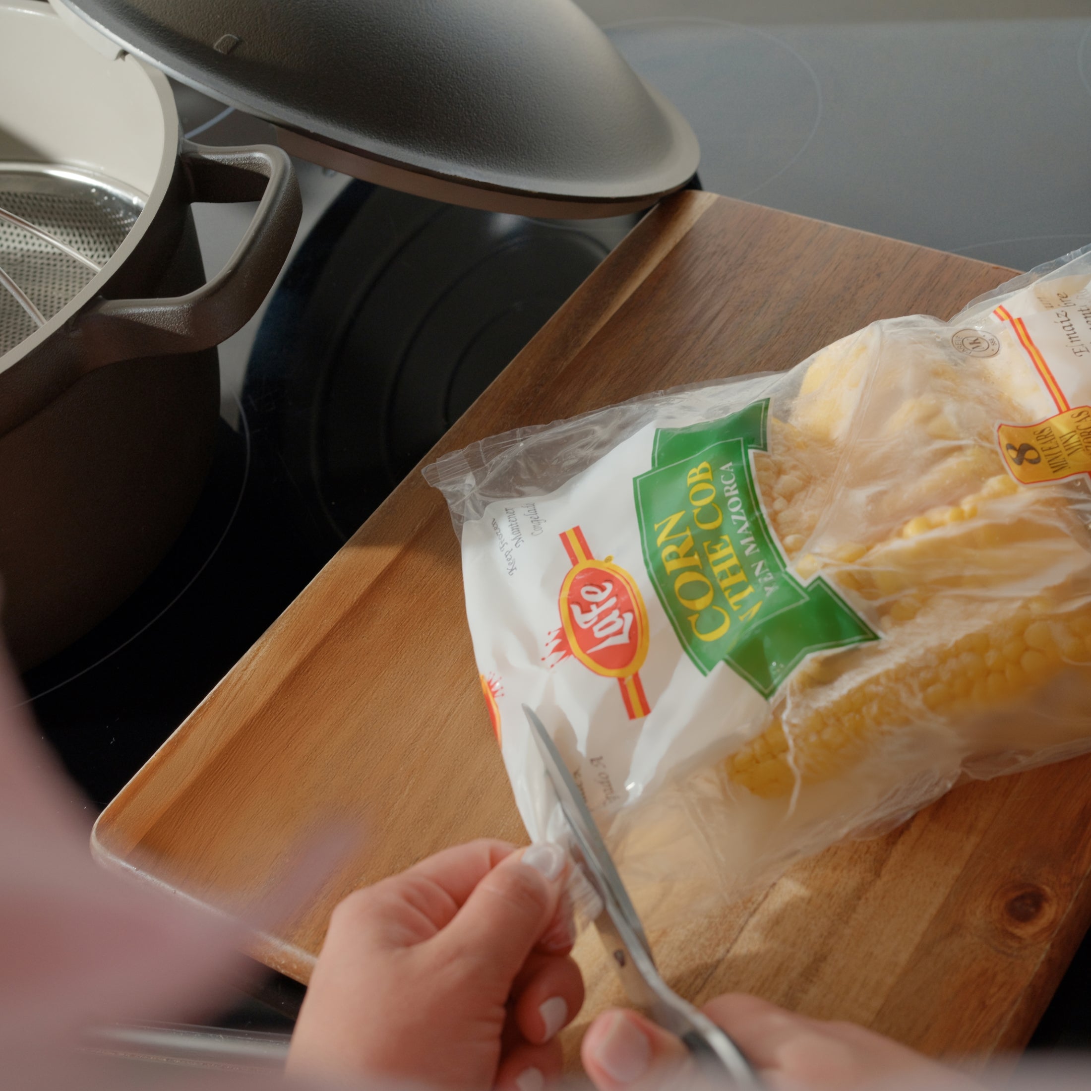 Preparing LA FE VEG Corn on the Cob Mini for cooking, showcasing fresh Latin food flavor and quality.