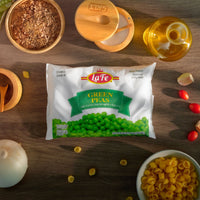 La Fe Green Peas package on a wooden table with fresh ingredients, perfect for authentic Latin food recipes.