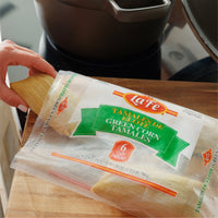 La Fe tamales de elote pack with six green corn tamales, perfect for authentic Latin flavors and quality Hispanic food.