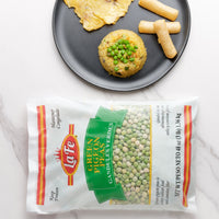 LA FE Green Pigeon Peas package with rice dish and snacks, ideal for authentic Latin food lovers.
