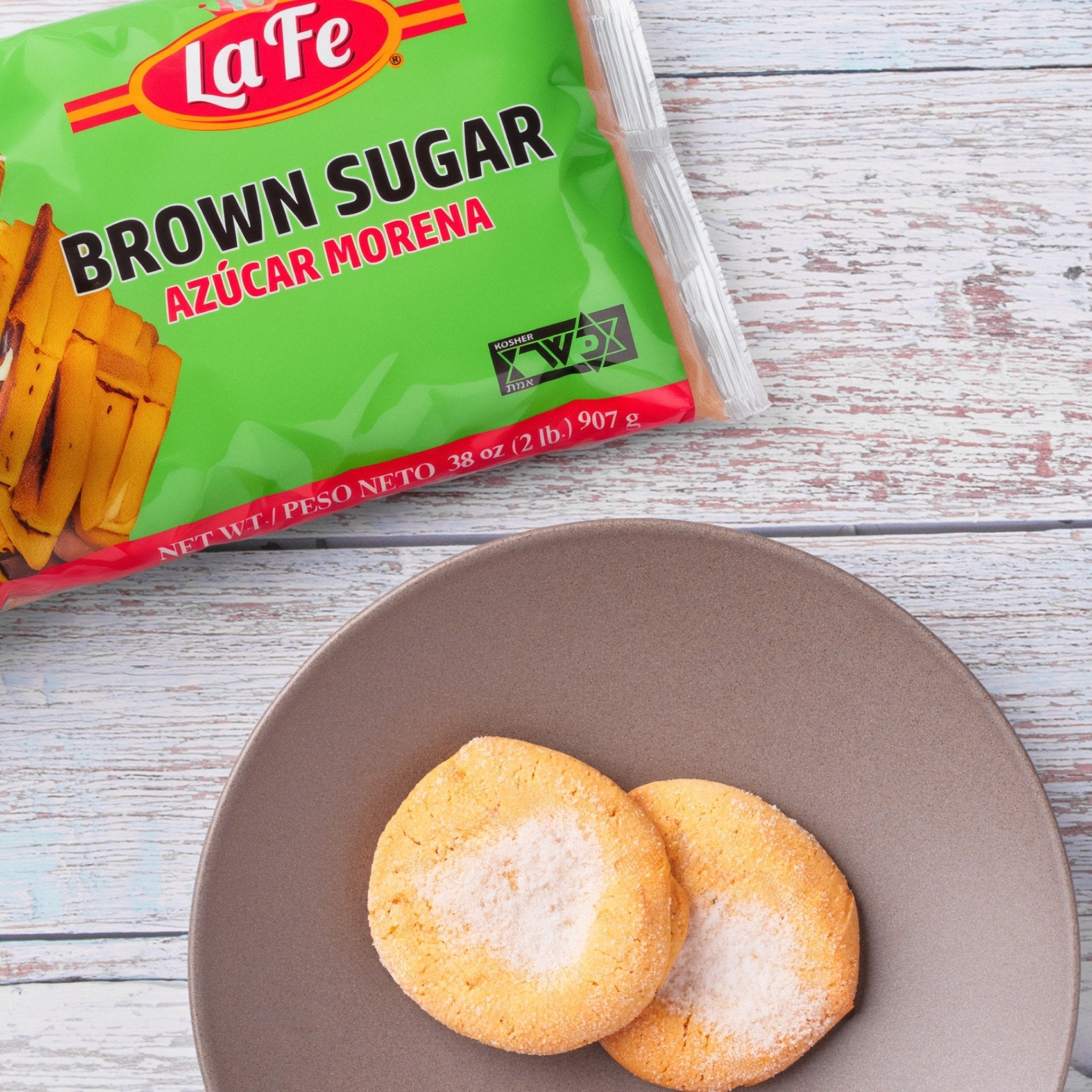 La Fe Brown Sugar packaging with cookies on a plate, ideal for authentic Latin food recipes.