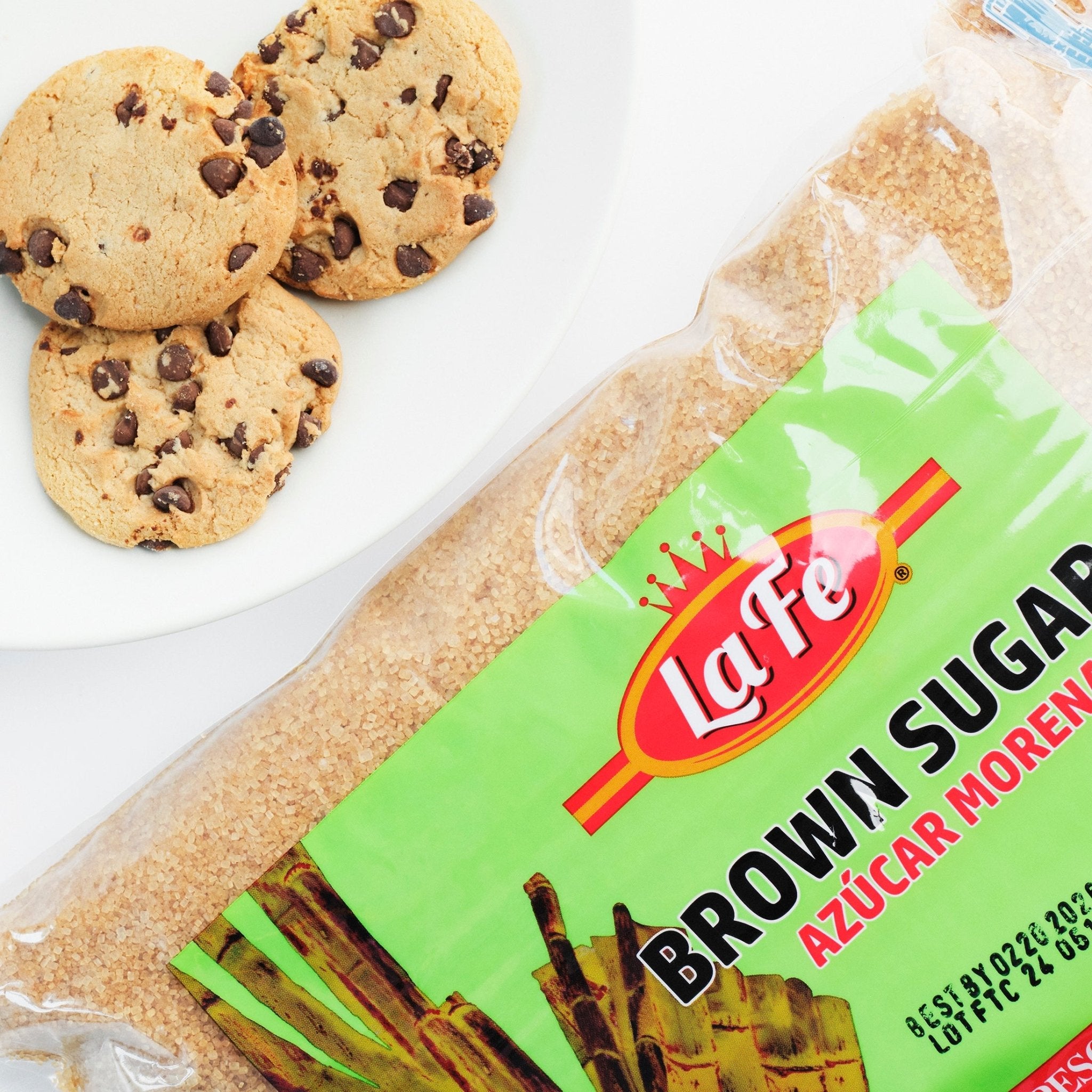 La Fe Brown Sugar bag with delicious chocolate chip cookies, perfect for authentic Latin flavors in cooking and baking.